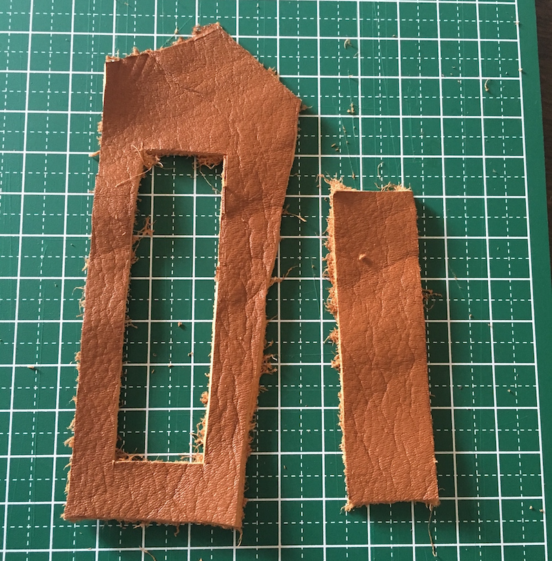 まずはコードホルダーを作ってみた 初めてのレザークラフトにはベストだと思う 1 2日目 クラフトレザー レザークラフト入門